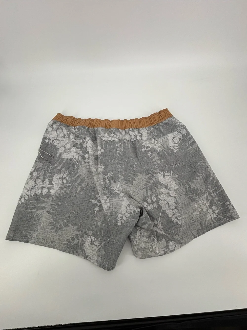 Vuori Mens Cape Short Size XL Gray Floral Leaf Swim Board Shorts V369 Stretch